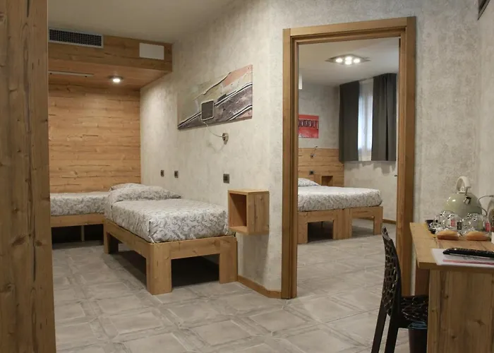 Bed & Rooms, Corte Rossa -1 Min Walk To Bernina ExpressAlbergo